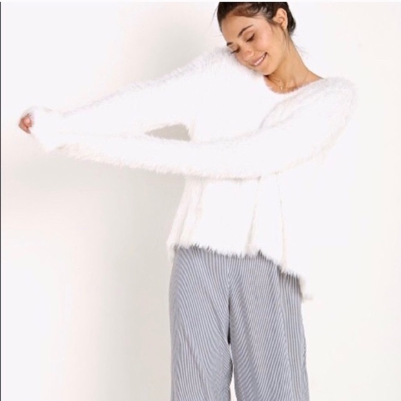BELLA DAHL Slouchy Fuzzy Sweater in White - Picture 4 of 4